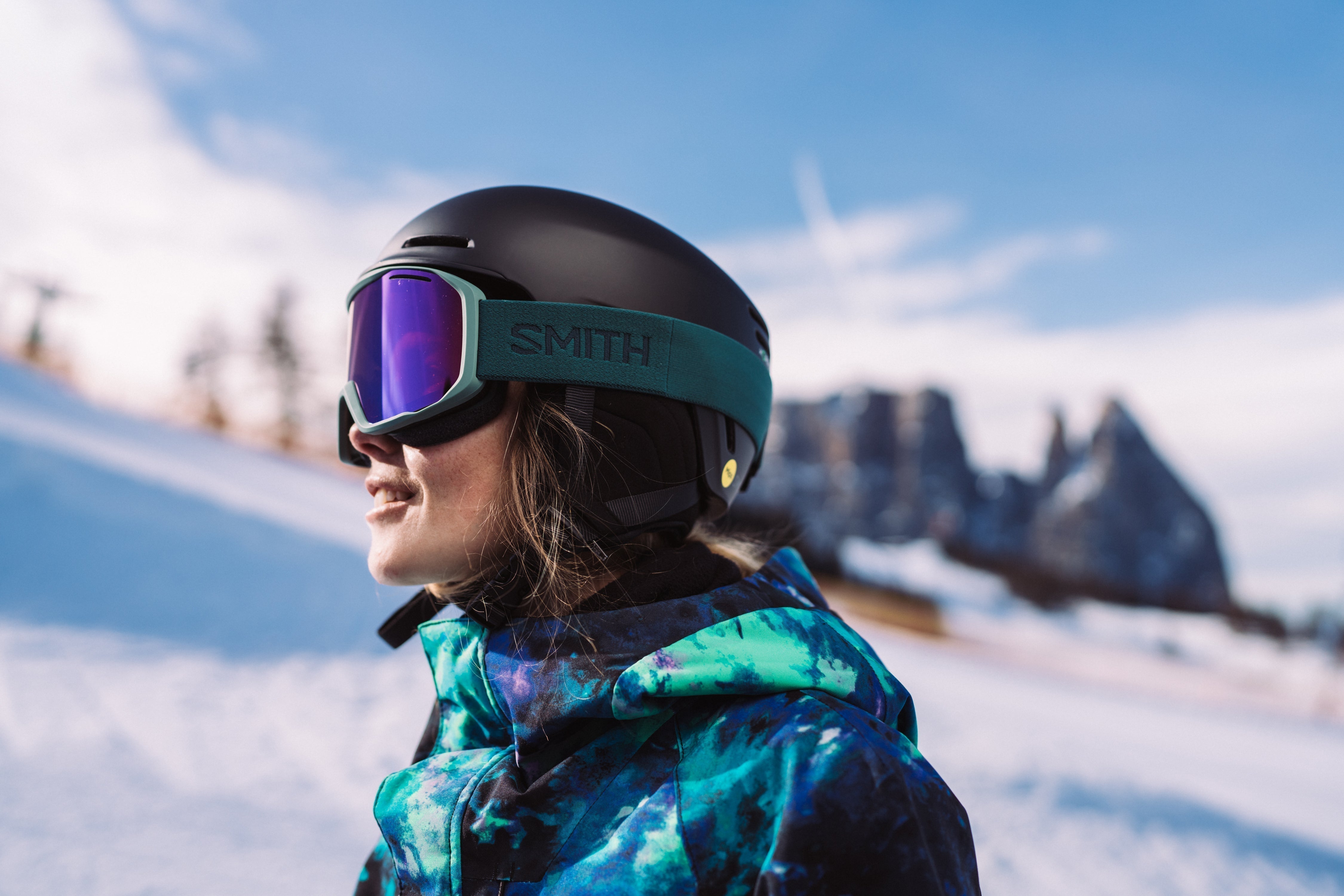 mips-fit.jpg Side profile of a rider in a Smith MIPS helmet and goggles, showing a snug helmet-and-goggle fit